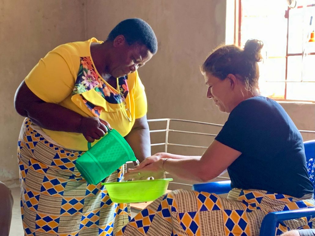 Handen wassen voor het eten in Malawi