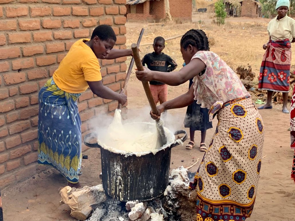 Twee vrouwen maken nsima