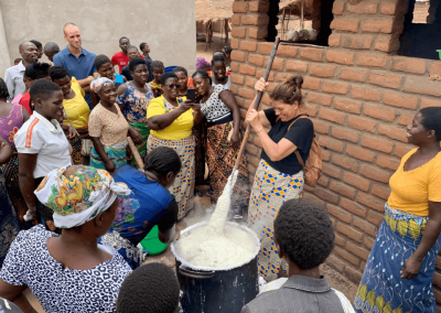 Lokaal eten maken in een dorp in Malawi