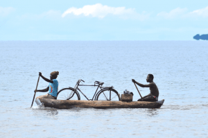 Een fiets in een kano op Lake Malawi