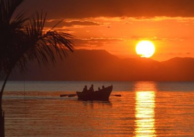 Zonsondergang over Lake Malawi met een visserboot