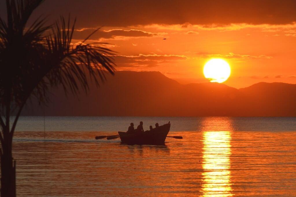 Zonsondergang over Lake Malawi met een visserboot