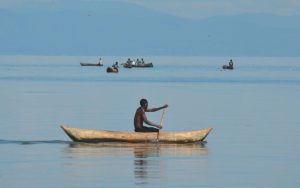 Vissers in een houten kano op het Malawimeer