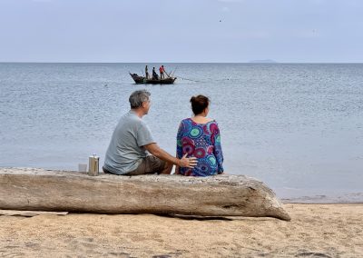 Twee mensen genieten an romantiek aan Lake Malawi