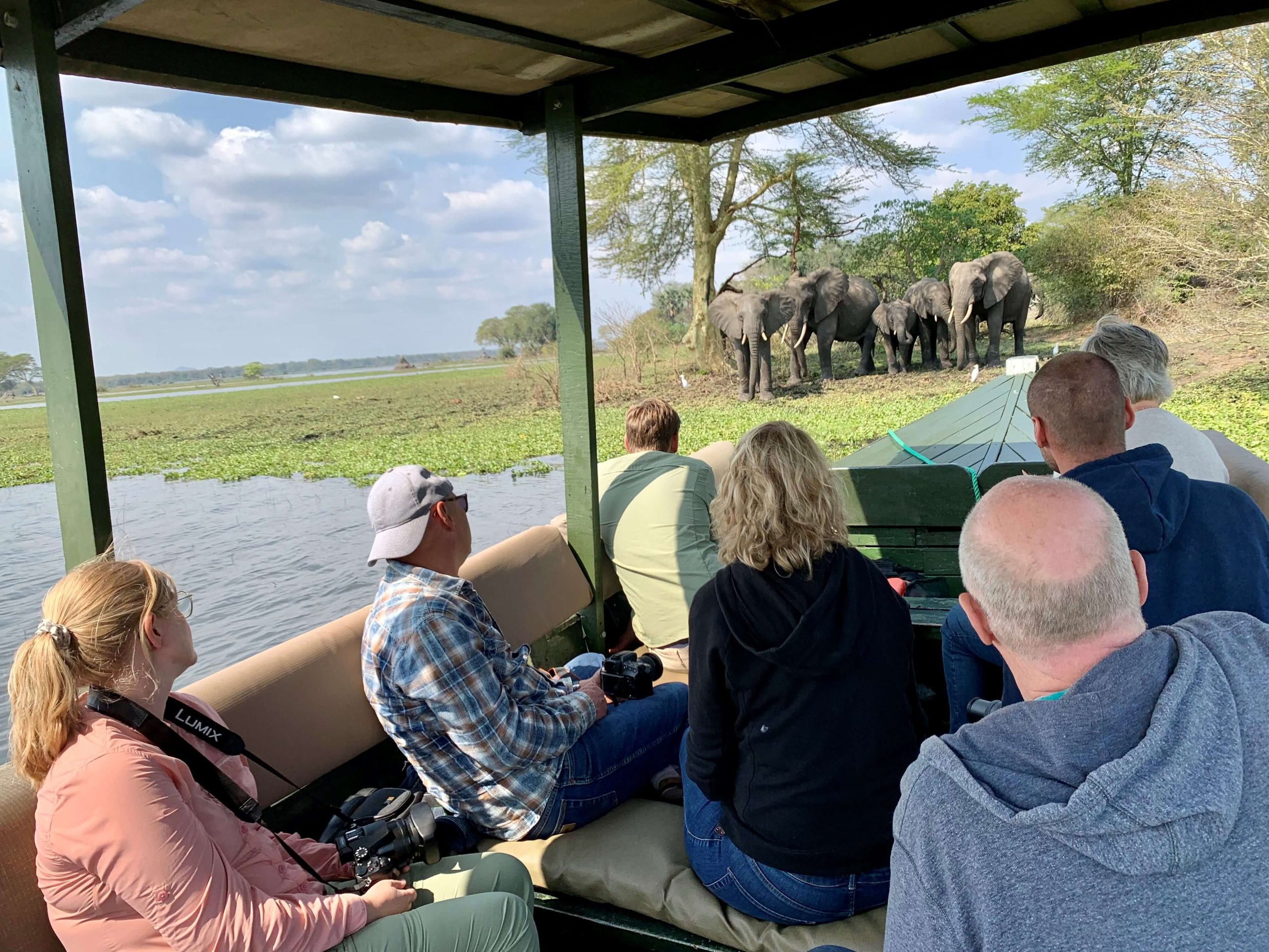 Familie op boot safari bij olifanten in Malawi